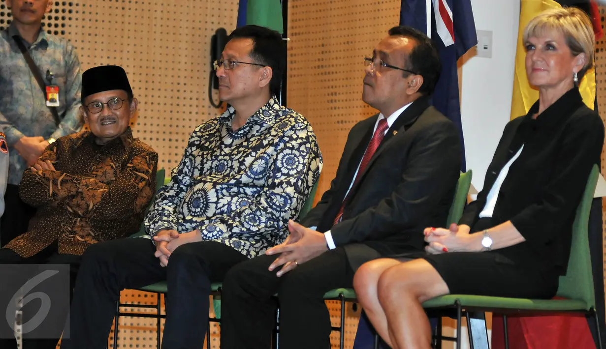 Ki-ka: Presiden RI ke-3 BJ Habibie, Ketua DPD Irman Gusman, Mensekneg Praktikno dan Menlu Australia Julie Bishop saat menghadiri acara peresmian Kedubes Australia yang baru di Jalan Patra, Kuningan, Jakarta, Senin (21/3/2016). (Liputan6.com/JohanTallo)