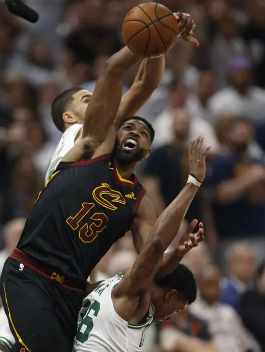 Aksi pemain Cleveland, Tristan Thompson (tengah) mencoba merebut bola dari jangkauan pemain Celtics pada gim keenam final wilayah timur NBA basketball di Quicken Loans Arena, (25/5/2018). Cavaliers menang 109-99. (AP/Ron Schwane)
