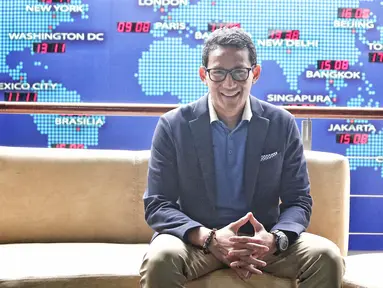Calon wakil presiden Sandiaga Salahuddin Uno berpose saat berkunjung ke Kantor SCTV, Jakarta, Kamis (20/9). Sandiaga maju sebagai calon wakil presiden dari calon presiden Prabowo Subianto pada Pilpres 2019. (Liputan6.com/Herman Zakharia)