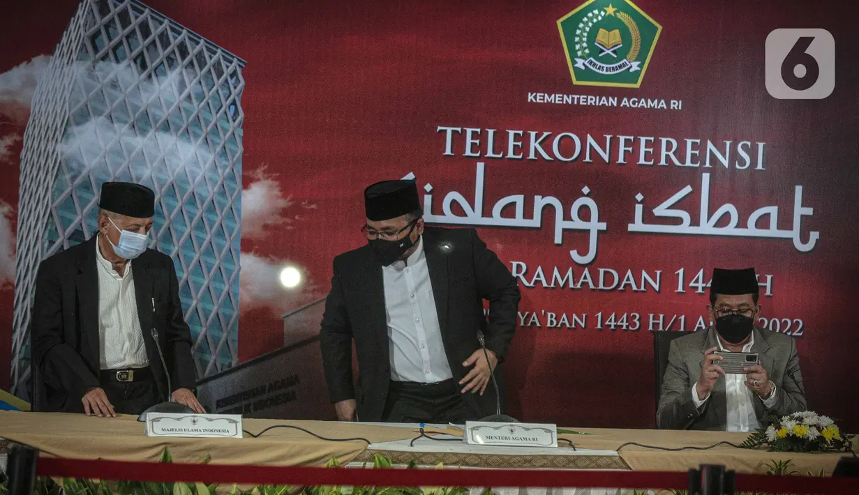 Menteri Agama Yaqut Cholil Qoumas (tengah) bersiap memberikan keterangan seusai sidang Isbat penentuan awal bulan Ramadhan di Kantor Kemenag Jakarta, Jumat (1/4/2022). Pemerintah menetapkan awal bulan Ramadhan 1443 H jatuh pada hari Minggu (3/4/2022). (Liputan6.com/Faizal Fanani)