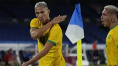 Brasil mengawali langkahnya untuk mempertahankan medali emas cabang sepak bola di Olimpiade Tokyo 2020 dengan hasil positif usai menang 4-2 atas Jerman. Striker Everton, Richarlison menjadi bintang dengan 3 golnya yang sempat membawa Brasil unggul 3-0. (Foto: AP/Kiichiro Sato)