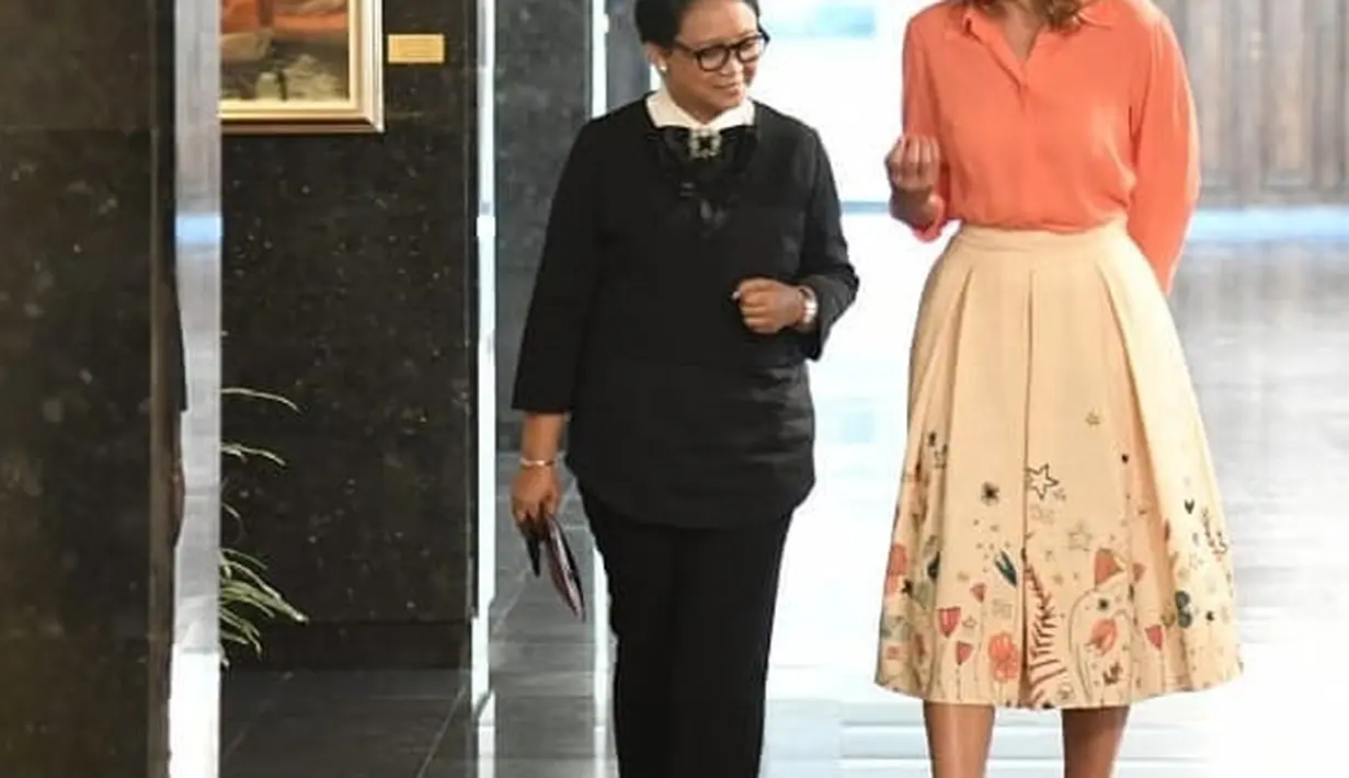 Saat mengunjungi Bulgaria, Retno juga tampil memukau bergaya preppy dengan baju monokrom paduan hitam dan putih, beraksen dasi kupu-kupu disertai hiasan permata untuk menambah aksen pada baju yang dipakainya.