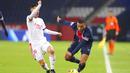Pemain Paris Saint-Germain Kylian Mbappe (tengah) berebut bola dengan pemain Lyon Maxence Caqueret pada pertandingan League One di Stadion Parc des Princes, Paris, Prancis, Minggu (13/12/2020). PSG kalah dari Lyon dengan skor 0-1. (AP Photo/Thibault Camus)