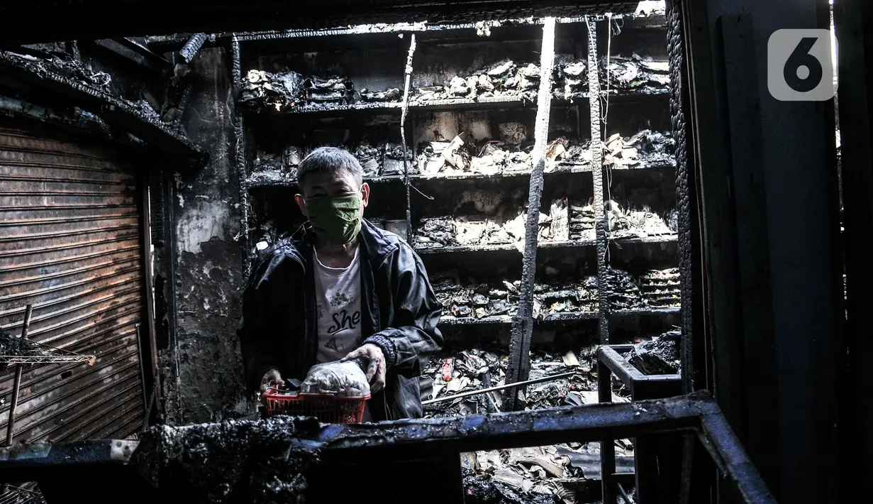 Pedagang mencari barang yang tersisa di antara puing lokasi kebakaran Pasar Cempaka Putih, Jakarta, Kamis (24/9/2020). Kebakaran yang diduga akibat ledakan tabung gas dari lapak potong ayam tersebut menghanguskan 807 kios dengan kerugian ditaksir mencapai Rp 9 miliar. (merdeka.com/Iqbal S. Nugroho)