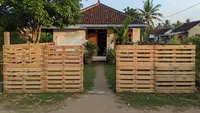 9 Model Pagar Rumah dari Palet Kayu Bekas untuk Rumah Kampung yang Hemat Biaya