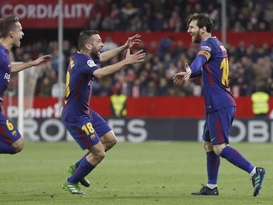 Para pemain Barcelona merayakan gol Lionel Messi (kanan) saat melawan tuan rumah Sevilla pada laga La Liga Santander di Sanchez Pizjuan stadium, (31/3/2018). Barcelona bermain imbang 2-2 dengan Sevilla. (AP/Miguel Morenatti)