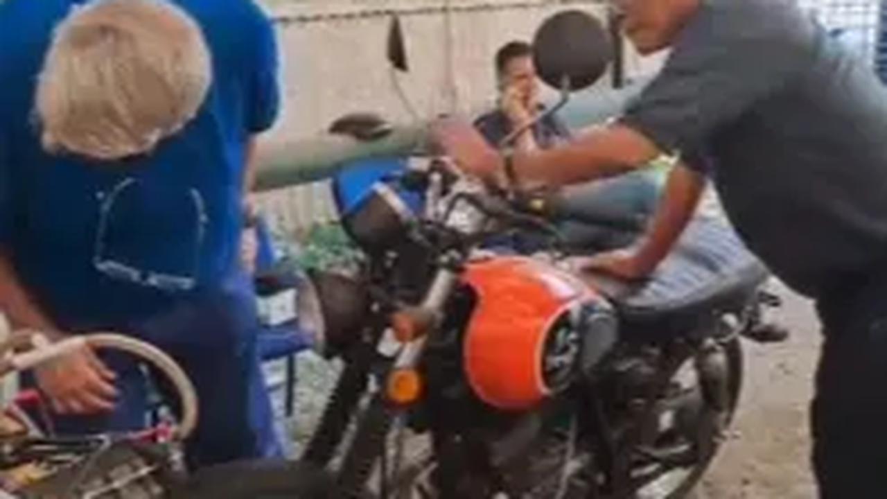 Sungguh luar biasa, motor Ducati tersebut berhasil dihidupkan dengan bahan bakar air bertajuk Nikuba ciptaan Aryanto Misel.