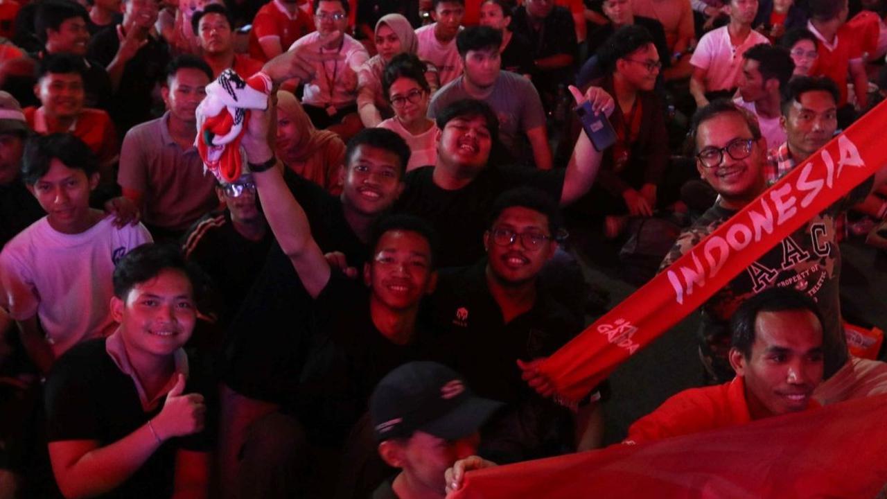 Ekspresi warga saat nonton bareng pertandingan Timnas Indonesia melawan Timnas Uzbekistan pada babak Semifinal AFC U-23 di Stadion Utama Gelora Bung Karno pada Senin (29/4/2024). Foto: Liputan6.com / Herman Zakharia