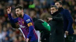 Pemain Barcelona, Lionel Messi (kiri) memasuki lapangan saat akan menghadapi Valencia dalam lanjutan Liga Spanyol di Camp Nou, Spanyol, Minggu (3/2). Dua gol Messi membuat pertandingan berakhir 2-2. (AP Photo/Manu Fernandez)