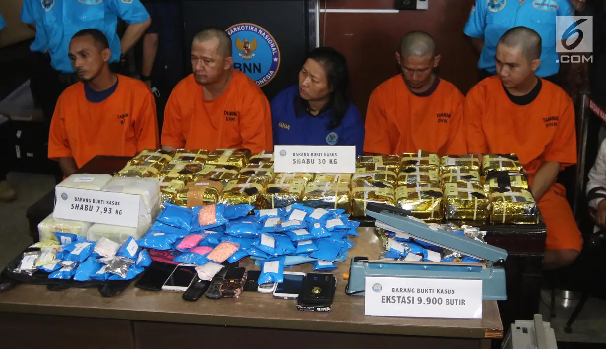 Sejumlah tersangka dan barang bukti dihadirkan saat rilis di Kantor BNN, Jakarta, Selasa (22/5). BNN berhasil mengungkap dua jaringan sindikat narkoba di Aceh dan Pekanbaru. (Liputan6.com/Arya Manggala)