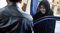 Serba Hitam, Darin Mumtazah Jenguk Luthfi Hasan di Rutan KPK