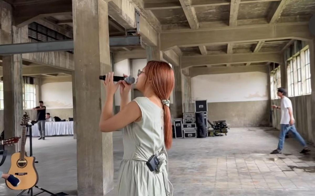 Nadin Amizah Jalani Rehearsal di Gedung Tua, Kisah Persiapan Showcase yang Sarat Makna