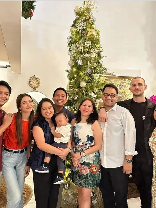 Artis Rayakan Natal Beda Agama