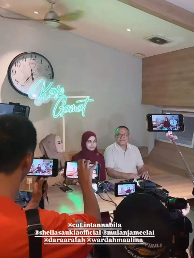 Cut Intan Nabila Didukung Artis