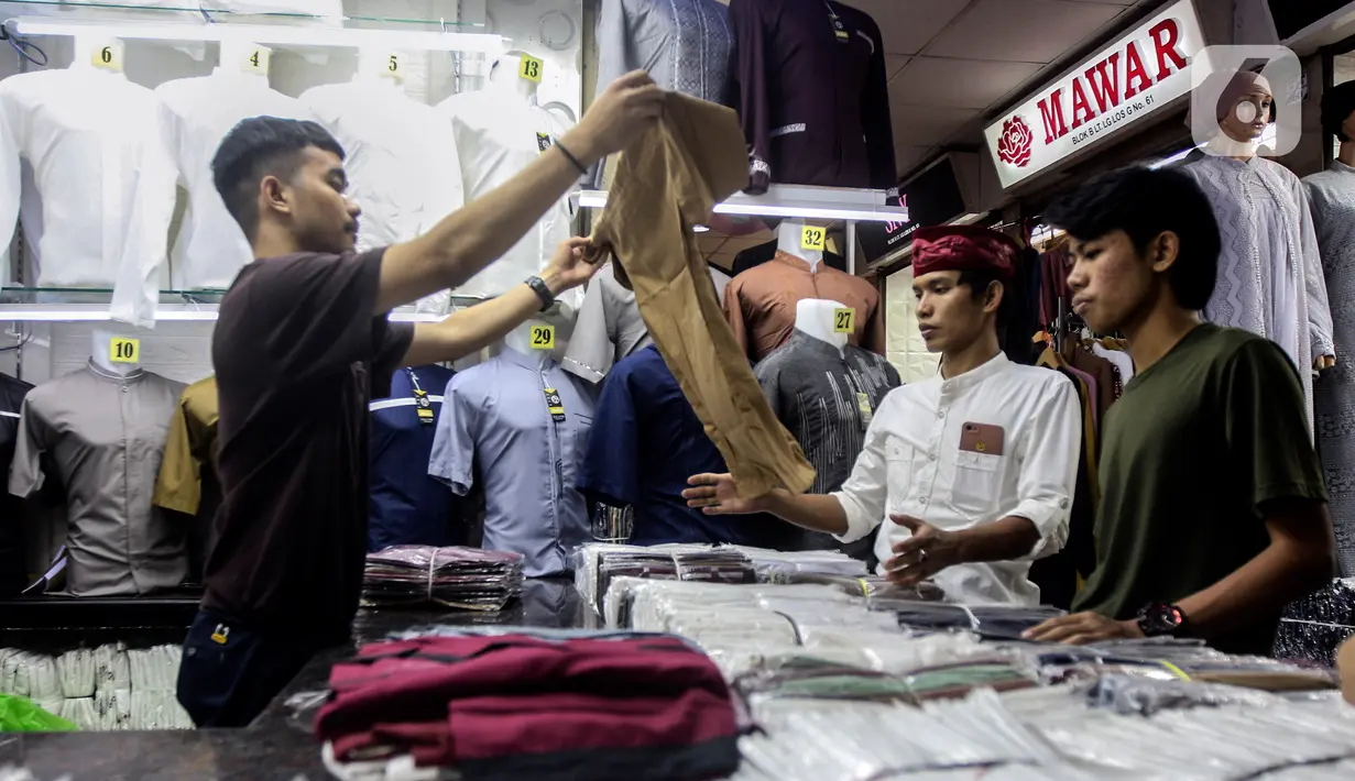 Calon Pembeli memilih baju di Pasar Tanah Abang, Jakarta Pusat, Kamis (23/3/2023). (Liputan6.com/Johan Tallo)