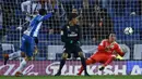 Kiper Real Madrid, Keylor Navas, berusaha menangkap bola tendangan striker Espanyol, Gerard Moreno, pada laga La Liga di Stadion RCDE, Barcelona, Selasa (27/2/2018). Espanyol menang 1-0 atas Real Madrid. (AP/Manu Fernandez)
