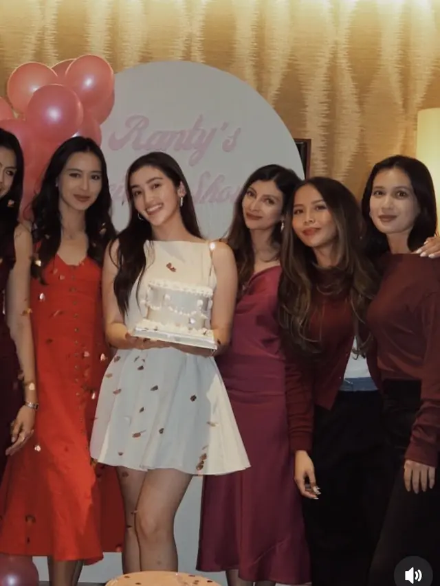 Ranty Maria kenakan mini dress saat bridal shower. [@rantymaria]