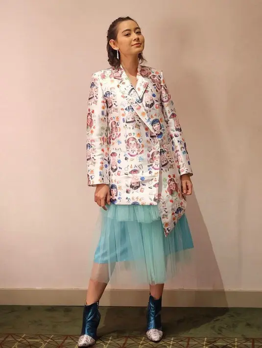 Rok tutu warna biru muda dan sepatu berbahan metalik, paling pas dipadukan blazer bermotif besar yang bergaya. OOTD Laura Theux terlihat fun! (Instagram/lauratheux).