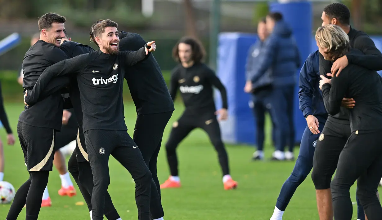 Pemain Chelsea Mason Mount (kiri) dan Jorginho (kedua kiri) bercanda dengan Conor Gallagher (kedua kanan) dan Ruben Loftus-Cheek saat menjalani latihan di Cobham, Stoke D'Abernon, Inggris, 1 November 2022. Chelsea akan menghadapi Dinamo Zagreb pada pertandingan sepak bola Grup E Liga Champions. (Glyn KIRK/AFP)