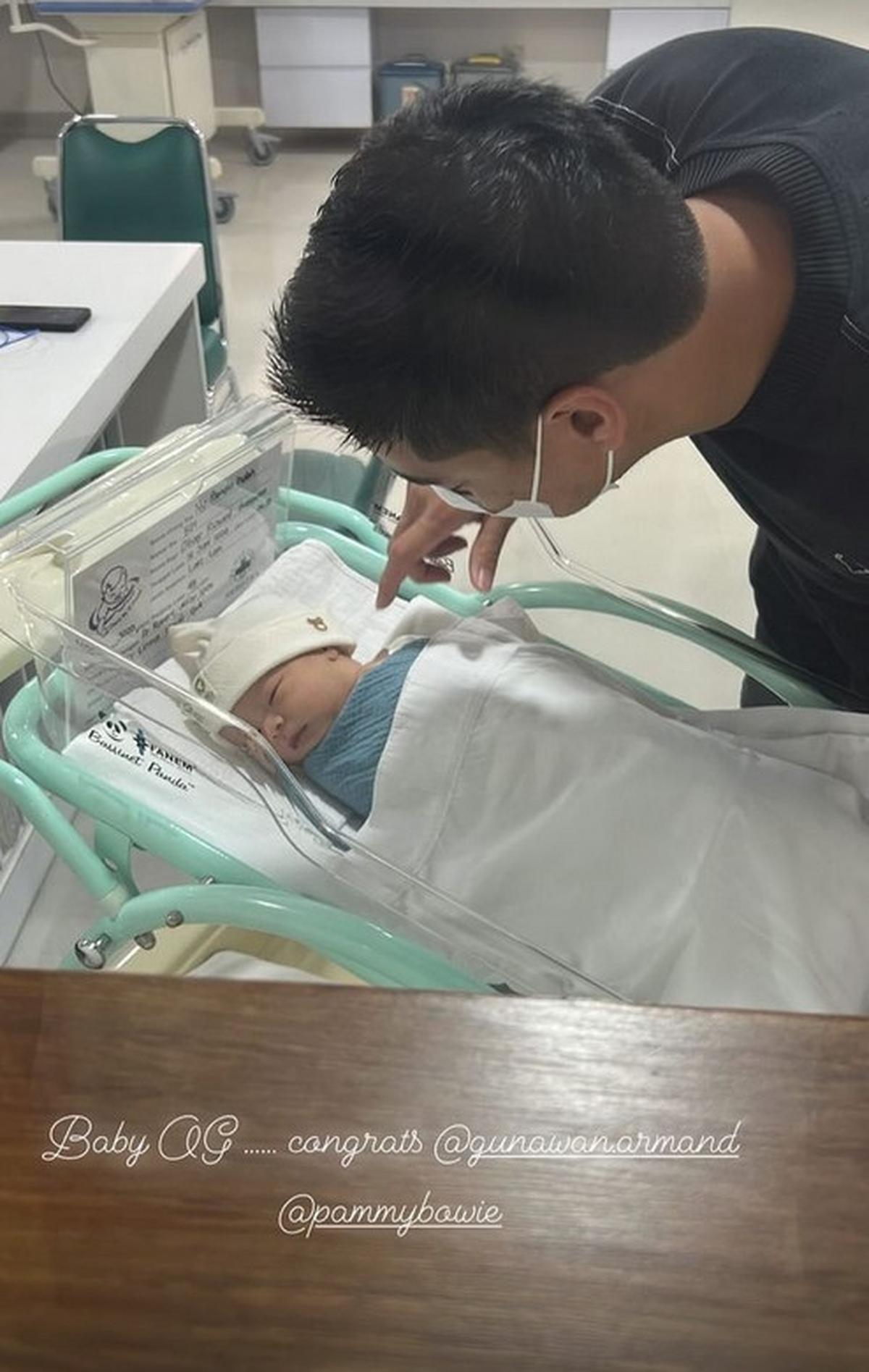 Dengan penuh kebahagiaan, Armand menyambut kedatangan sang anak. Ia terus memandangi bayi yang sedang tidur dengan tenang.<br>
