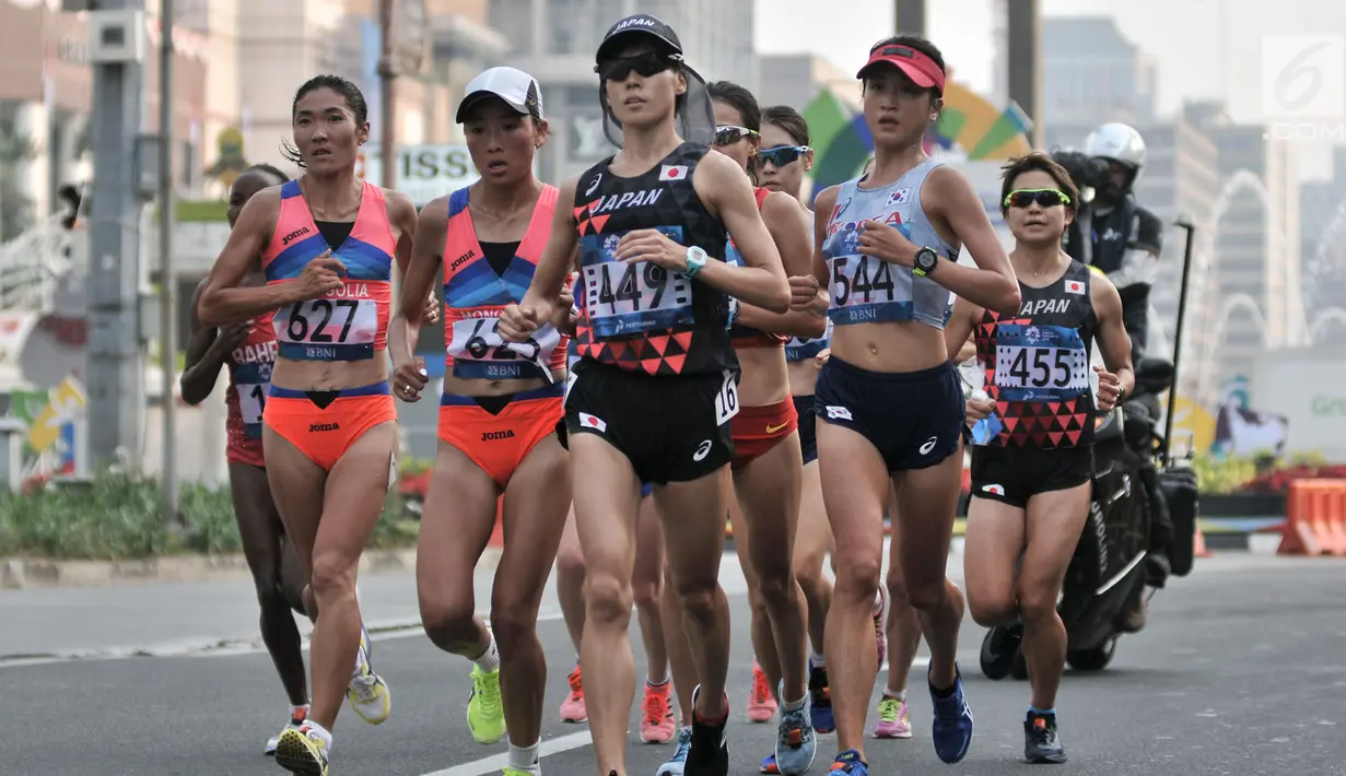 Para pelari putri melintasi Jalan MH Thamrin saat mengikuti lari maraton putri nomor 42 km Asian Games 2018, Jakarta, (26/8). Medali perak diraih oleh Nogami Keiko dari Jepang dengan catatan waktu 2 jam 36 menit 27 detik. (Merdeka.com/Iqbal S. Nugroho)