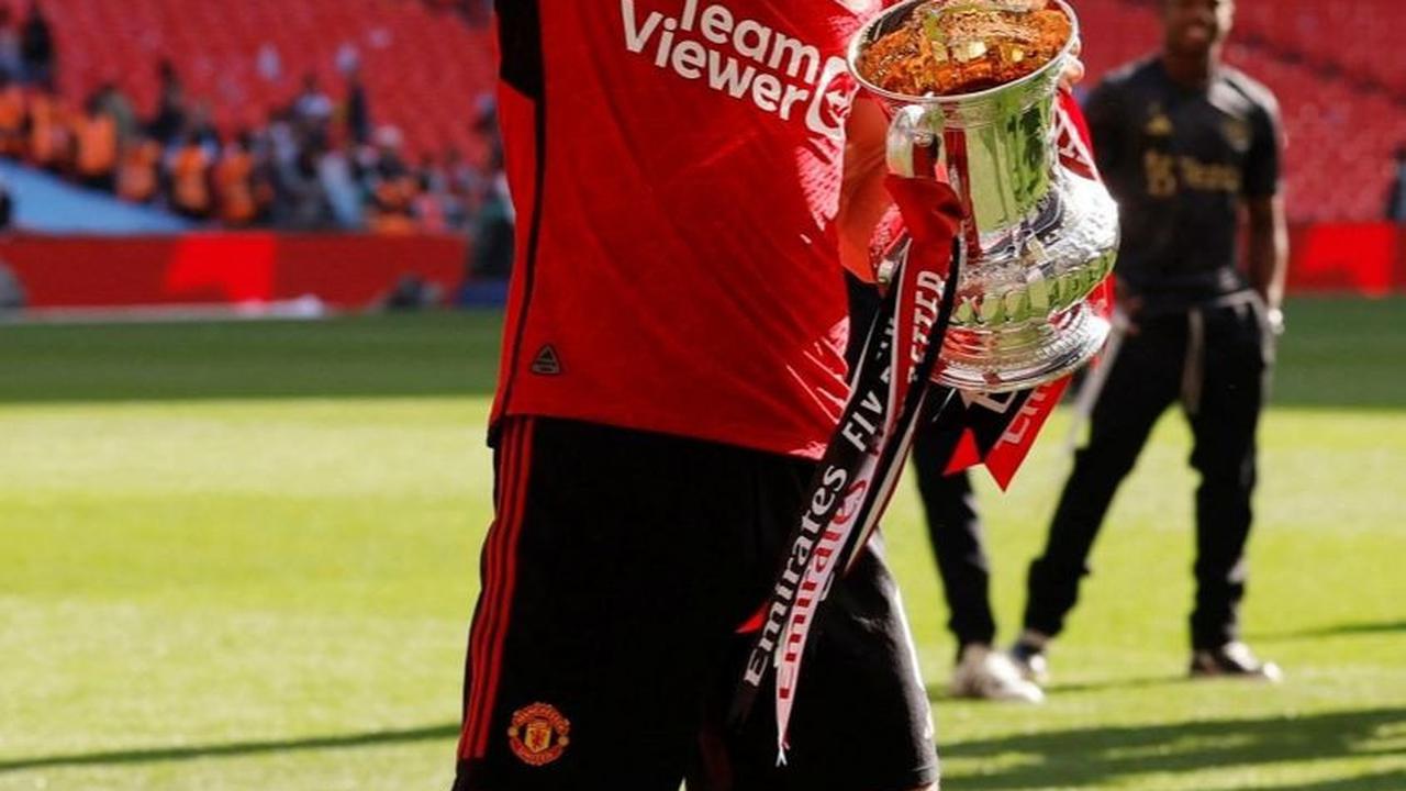 Kemenangan ini hanya berselisih satu trofi dengan pemegang rekor Piala FA terbanyak, Arsenal dengan 14 trofi. Foto: REUTERS