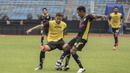 Stiker Mitra Kukar, Patrick Cruz, berebut bola saat latihan jelang laga final Piala Jenderal Sudirman melawan Semen Padang di Stadion Gelora Bung Karno, Jakarta, Sabtu (23/1/2016). (Bola.com/Vitalis Yogi Trisna)