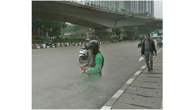 Foto Orang Mirip 'Penampakan' di Google Street View Ini Bikin Ngakak