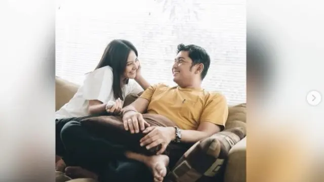 Tiwi Eks T2 Umumkan Kehamilan Ini 6 Momen Mesra Bersama dengan Suami