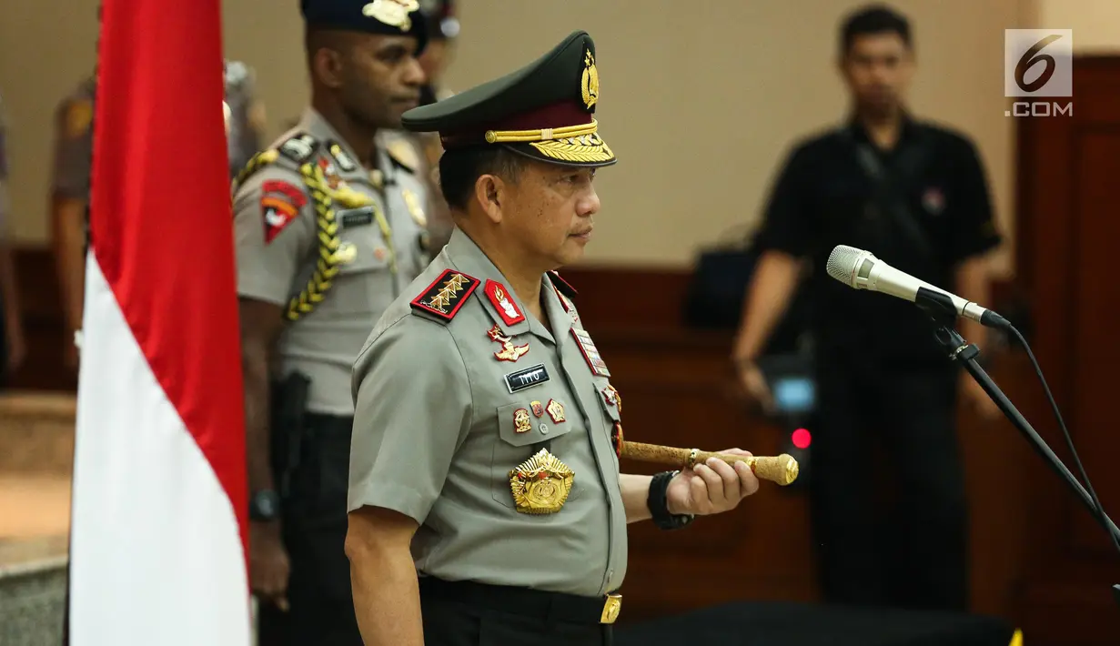 Kapolri Jenderal Tito Karnavian memimpin upacara kenaikan pangkat 14 perwira tinggi Polri di Rupatama Mabes Polri, Jakarta, Jumat (21/7). Mereka adalah pejabat di Kepolisian RI, Lembaga Pertahanan Nasional (Lemhannas) dan BIN. (Liputan6.com/Faizal Fanani)