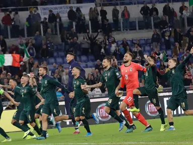 Pemain Timnas Italia berselebrasi setelah berakhirnya pertandingan grup J babak kualifikasi Piala Eropa 2020 saat menjamu Yunani di Stadio Olimpico, Sabtu (12/10/2019). Timnas Italia memastikan satu tempat pada putaran final setelah menang 2-0 atas Yunani. (AP/Alessandra Tarantino)