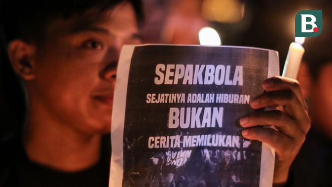 berduka untuk tragedi kanjuruhan, suporter indonesia gelar tabur bunga dan menyalakan lilin di sugbk
