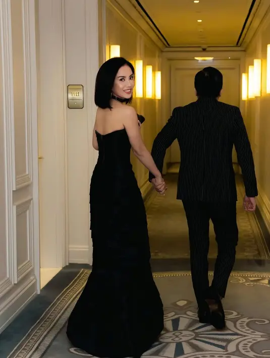 Kini, Ari Lasso resmi memperkenalkan sosok Dearly sebagai pendamping hatinya lewat potret mesra dari resepsi lanjutan pernikahan Luna dan Maxime yang digelar di Jakarta.  [@ari_lasso].