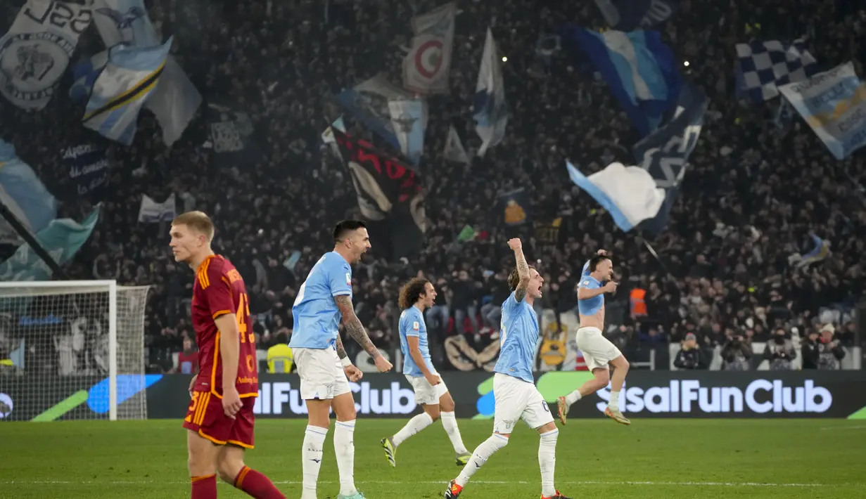 Para pemain Lazio melakukan selebrasi di penghujung  laga perempat final Coppa Italia 2023/2024 saat berduel dengan AS Roma di Stadio Olimpico, Kamis (11/1/2024) dini hari WIB. (AP Photo/Gregorio Borgia)