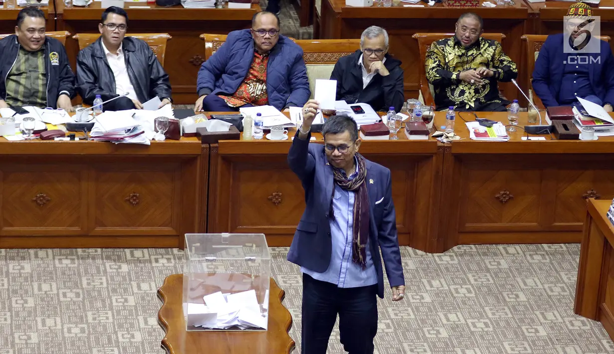 Sekjen Partai Demokrat Hinca Panjaitan memasukan surat suara saat pleno pemilihan dan penetapan Capim KPK di ruang rapat Komisi III DPR RI, Senayan, Jakarta, Jumat (13/9/2019) dini hari. Calon Pimpinan KPK Irjen Pol Firli Bahuri terpilh sebagai Ketua KPK 2019-2023. (Liputan6.com/Johan Tallo)