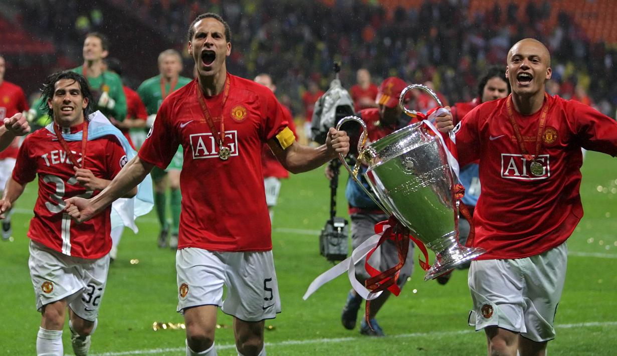 Rio Ferdinand merayakan keberhasilannya meraih gelar Liga Champions bersama Manchester United usai menaklukan Chelsea di babak final. (EPA/Yuri Kochetkov)
