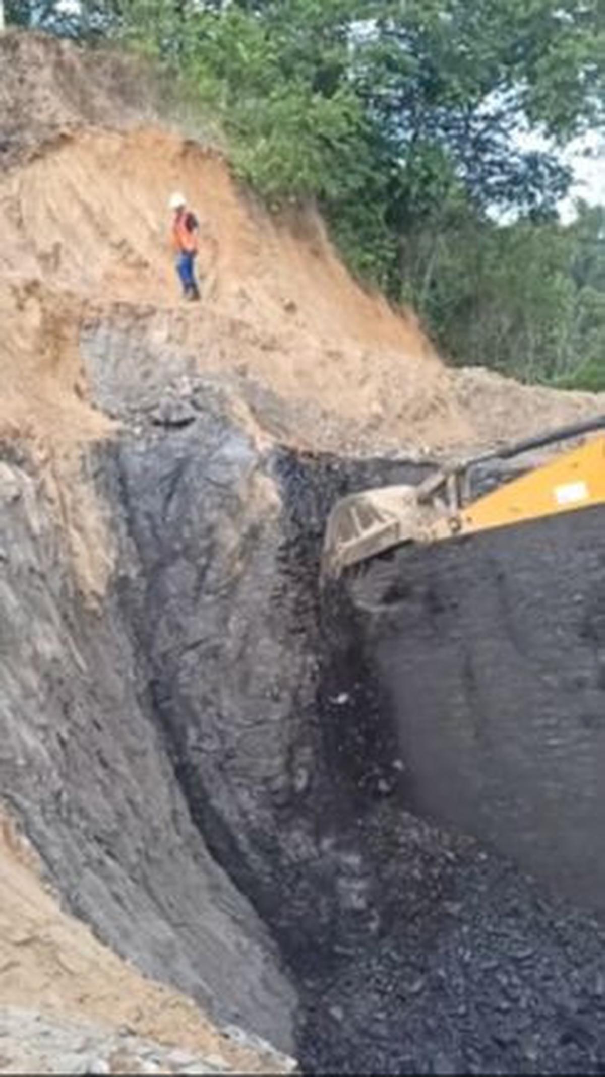 Hal ini terbukti saat bukit tersebut dikeruk menggunakan excavator. <br>