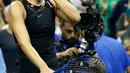 Petenis Rusia, Maria Sharapova terharu usai mengalahkan unggulan kedua Simona Halep dari Rumania pada pertandingan putaran pertama turnamen tenis AS Terbuka di New York, (28/8). Sharapova menang 6-4, 4-6, 6-3. (AP Photo / Kathy Willens)