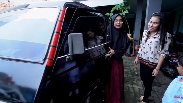 Seharga Rp15 miliar, mobil Ayu Ting Ting jadi sorotan