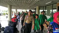 Para TKI korban selamat kapal tenggelam di perairan Batam dipulangkan. (Liputan6.com/Ajang Nurdin)