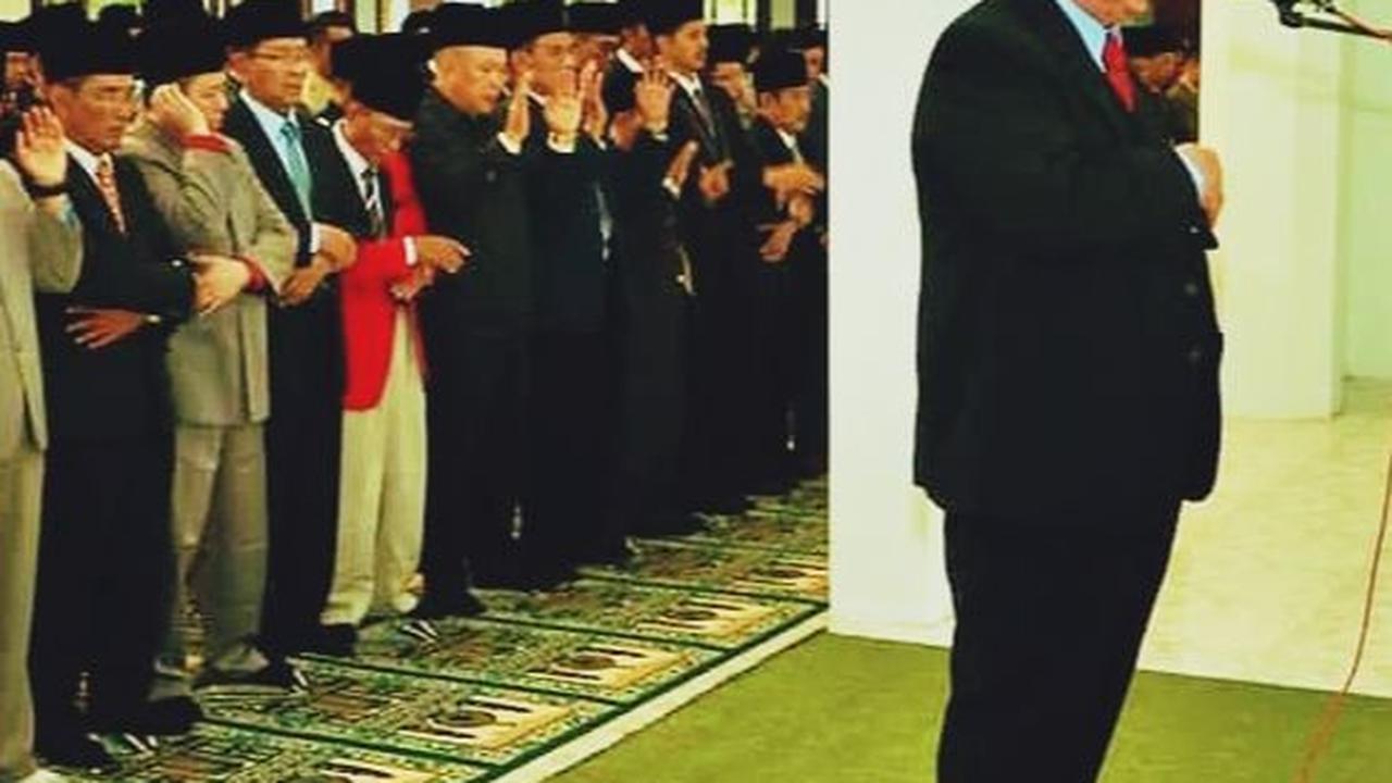 Menurut penuturan Munawwir, Panji Gumilang saat itu memutuskan untuk mendirikan ponpes Al-Zaytun di Indramayu pada tahun 1992. Sebab di sekitar Desa Sembung Anyar sudah banyak pondok pesantren, bahkan ponpes besar.