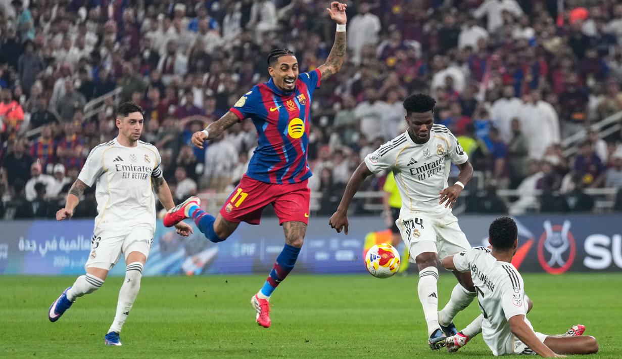 Bertanding di King Abdullah Stadium, Jeddah, Arab Saudi, Minggu (11/01/2026) waktu setempat, Raphinha tampil sebagai starter di lini depan Barcelona bersama Lamine Yamal dan Robert Lewandowski. (AP Photo/Altaf Qadri)
