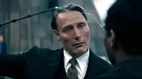 Mads Mikkelsen dalam Fantastic Beasts 3 atau Fantastic Beasts: The Secrets of Dumbledore. (Warner Bros. Pictures via AP)