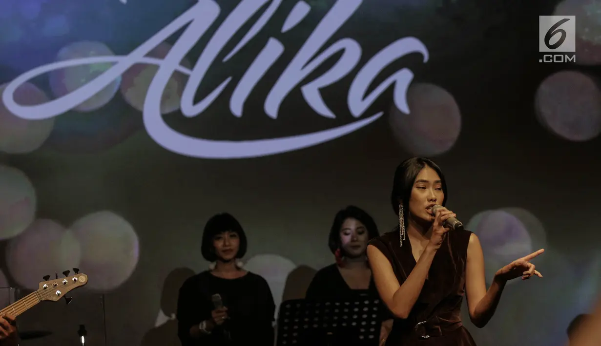 Aksi panggung Alika saat mini showcase dan peluncuran album di Jakarta, Selasa (20/3). Album tersebut bertemakan 'Perfect Moment' yang berisikan single terbaiknya diantaranya Luka, dan Perfect Moment. (Liputan6.com/Faizal Fanani)