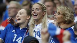 Fans Islandia bernyanyi menantikan laga timnya melawan Prancis pada babak perempat final Piala Eropa 2016 di Stade de France, Saint-Denis, Prancis, (3/7/2016). (REUTERS/Carl Recine)