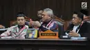 Ketua Umum KPU Arief Budiman (tengah) saat mengikuti sidang perdana sengketa Pemilu Legislatif 2019 di Gedung Mahkamah Konstitusi (MK), Jakarta, Selasa (9/7/2019). MK memulai sidang pendahuluan untuk Provinsi Aceh, Jawa Barat, Jawa Timur, Maluku Utara, dan Papua. (merdeka.com/Iqbal Nugroho)