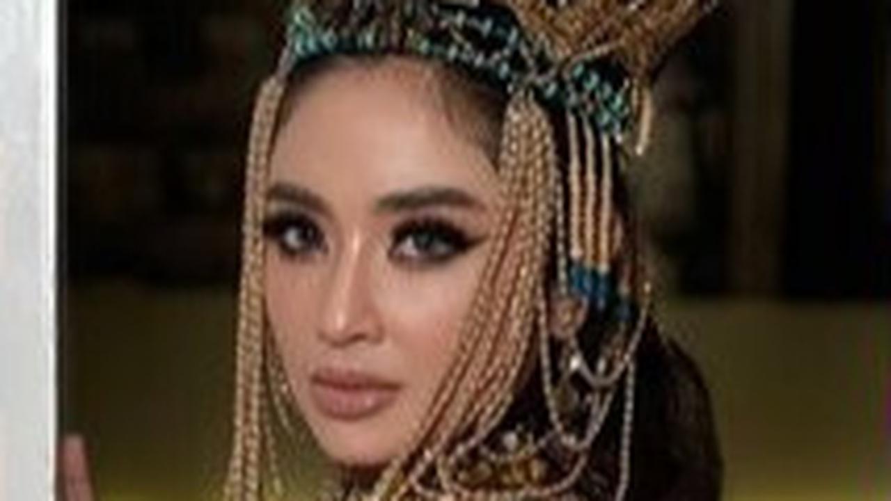 Fenomena Nyeleneh Dewi Perssik, Suka Memicu Banyak Kritik Tapi Bikin Namanya Selalu Eksis