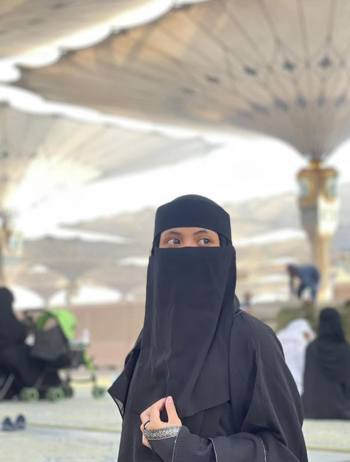 7 Potret Kenakan Hijab dan Cadar, Putri Isnari Didoakan Tetap Istiqomah oleh Netizen