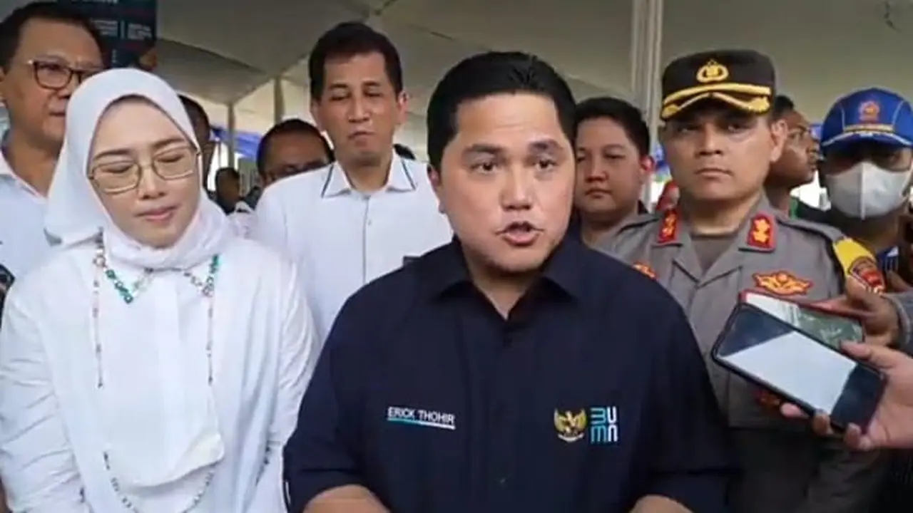 Menteri BUMN Erick Thohir membagikan 5 ribu paket sembako murah melalui program pasar murah BUMN di Purwakarta. (Dok Kementerian BUMN)