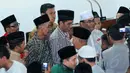 Seusai salat, Jokowi langsung dikerubungi para santri dan warga sekitar Masjid An-Naajah, Cilegon, Selasa (1/7/14). (Liputan6.com/Andrian M Tunay)